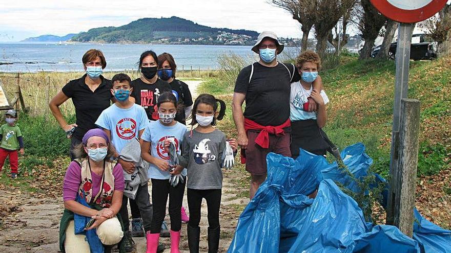 Voluntarios retiran 50 kilos de basura marina en Lourido y 80 sacos en Oia