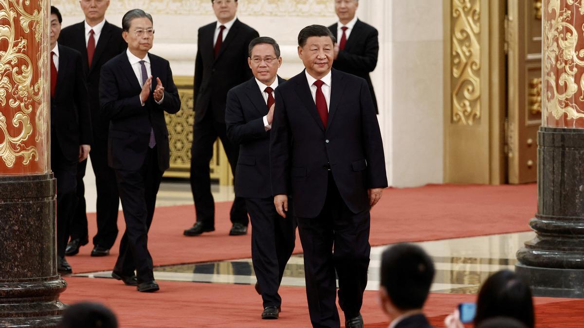 Xi JInping, junto al recién elegido Politburó