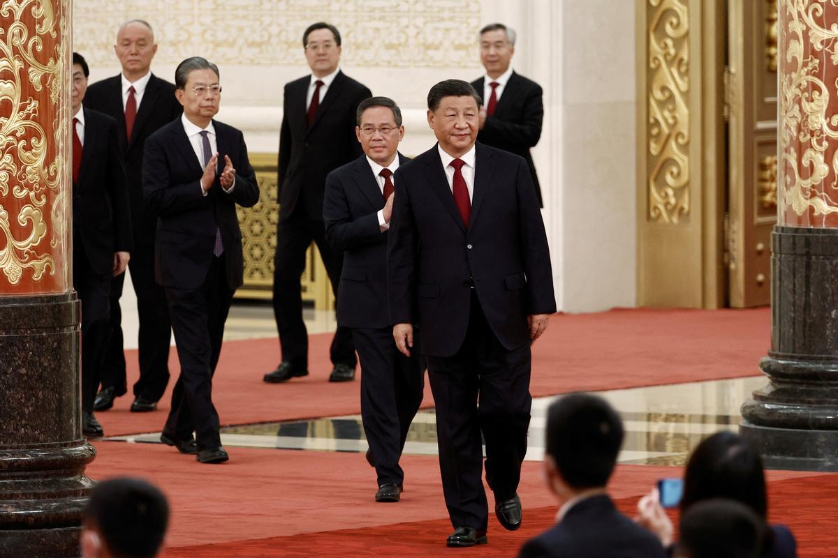 Xi JInping, junto al recién elegido Politburó