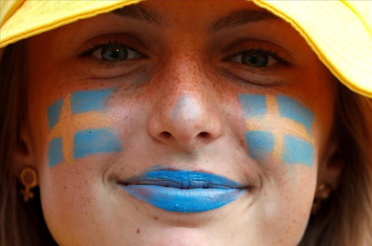 Una aficionada sonríe antes del partido de la Copa Mundial Femenina entre Suecia yTailandia en el estadio de Niza, Francia.