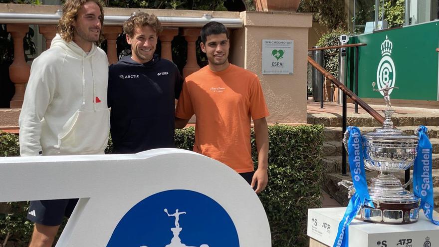 Stefanos Tsitsipas con Carlos Alcaraz, a la derecha, ayer en Barcelona. | JAN TÉLLEZ