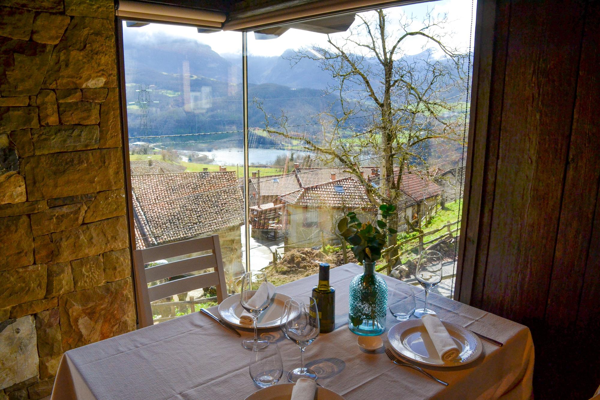 Un rincón con encanto en el comedor de Los Cabornos, donde el paisaje se cuela en el interior.