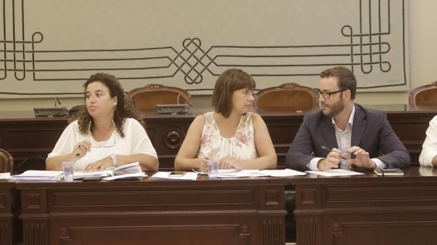 Armengol, entre la portavoz del PSOE y el alcalde de Palma, Pilar Costa y José Hila, ayer en las jornadas parlamentarias socialistas.