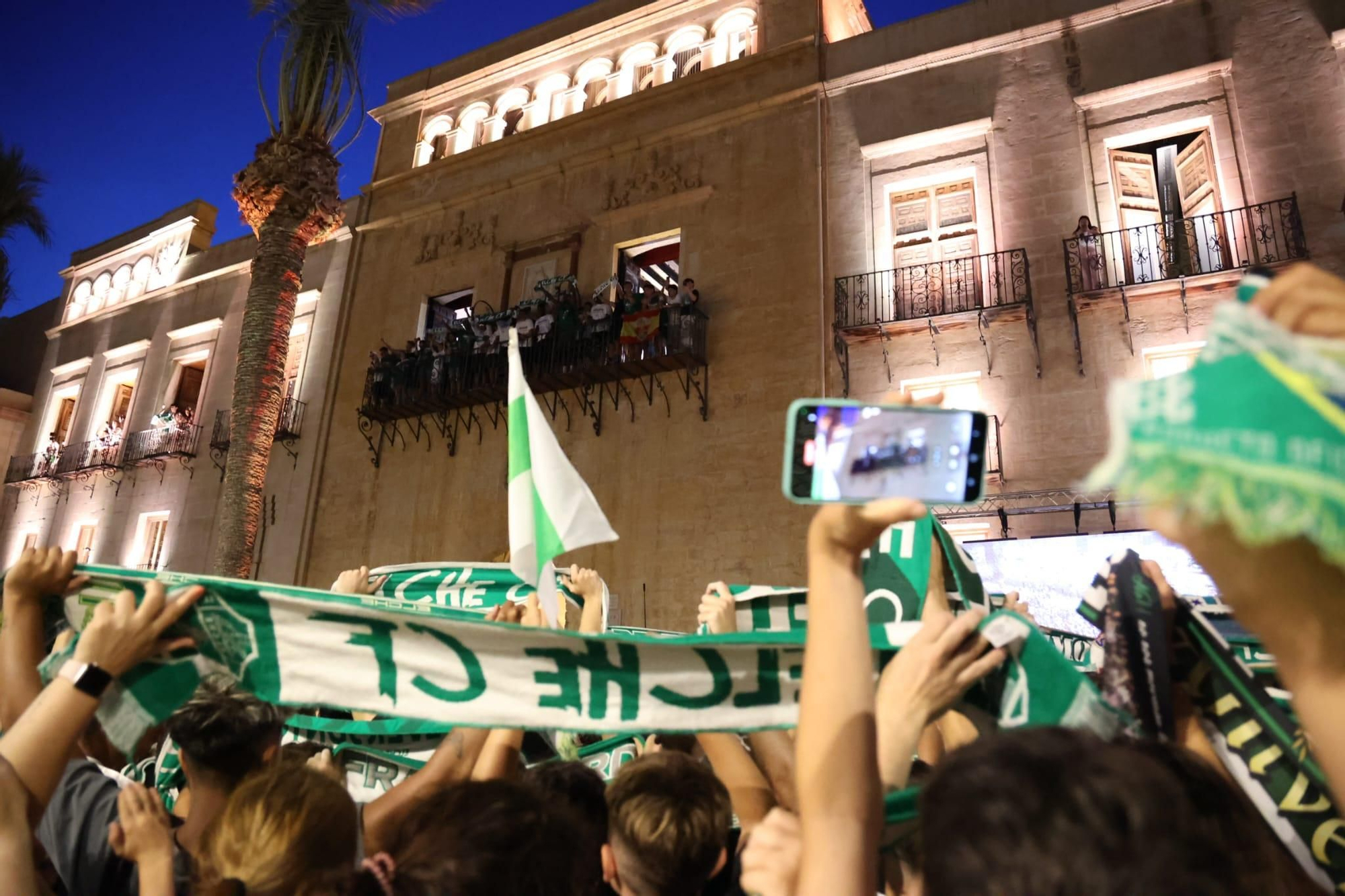 El Elche CF celebra el ascenso a Primera con una rúa en autobús hasta la Plaça de Baix