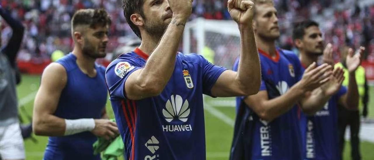 Héctor Verdés celebra con los aficionados del Oviedo el empate en El Molinón.