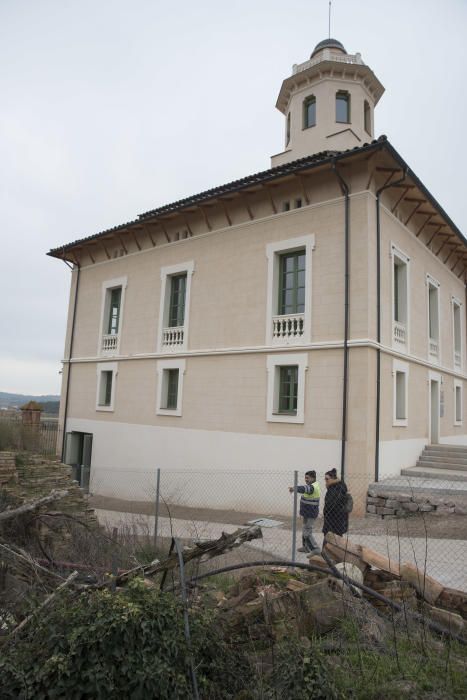 Cavalls i gossos a la torre Lluvià