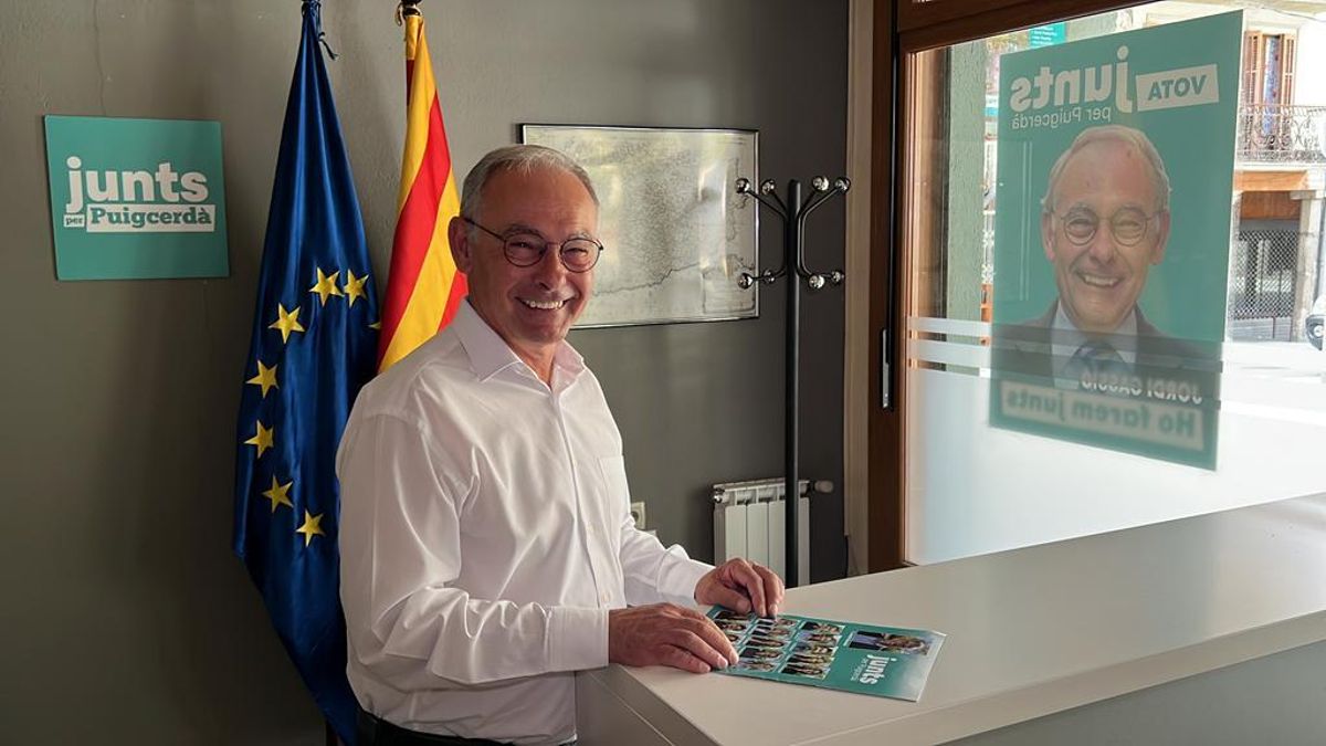 El candidat de Junts, Jordi Gassió, a l'interior de la seu de la formació mirant material de campanya