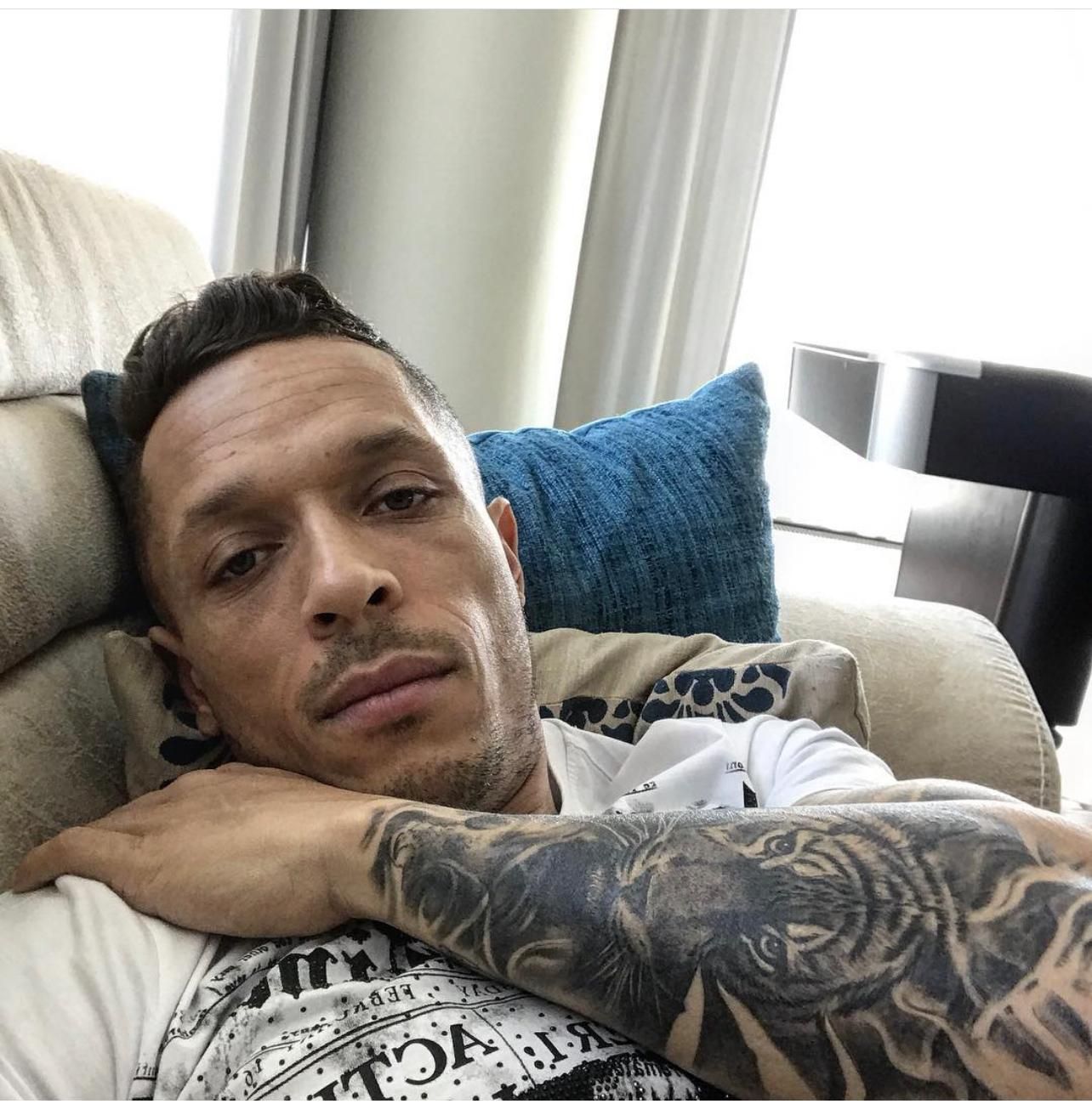 Adriano muestra el tatuaje de su brazo en redes sociales