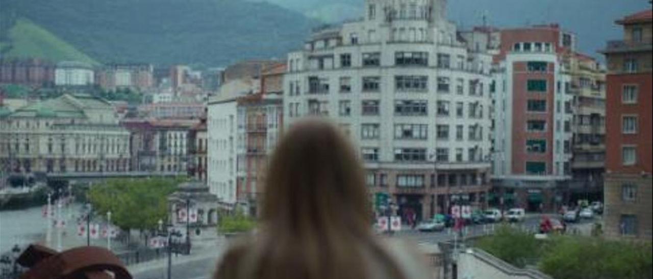 Verónica Echegui con la ciudad de Bilbao frente a ella, en un fotograma de la serie ’Intimidad’ de Netflix.