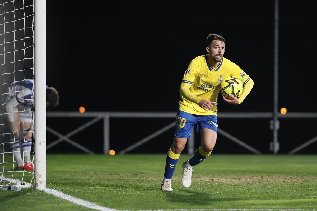 Kirian Rodríguez, con el balón en la mano tras anotar el gol del empate en Zubieta frente a la Real B.