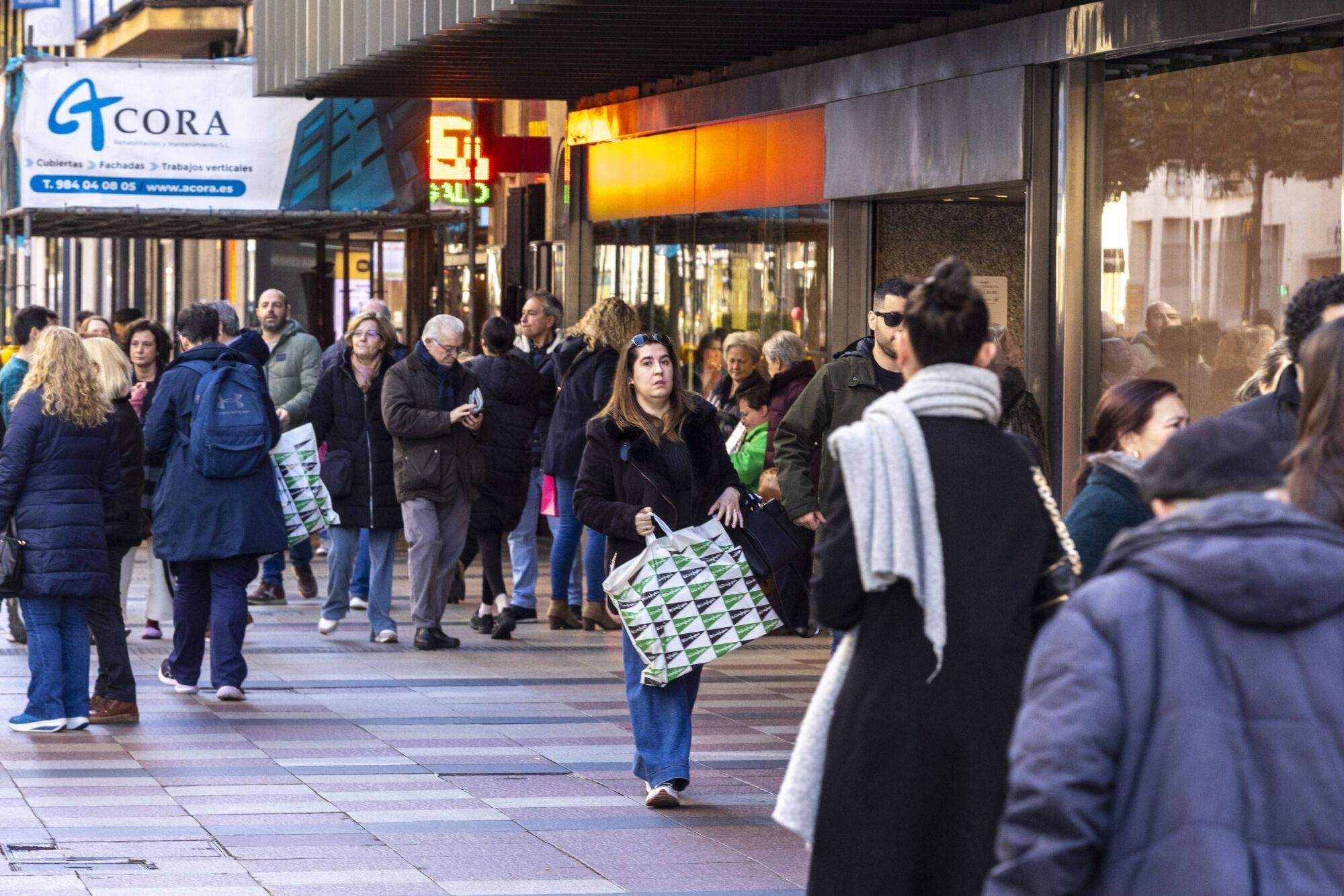 EN IMÁGENES: El  tiempo gélido anima las rebajas en Oviedo