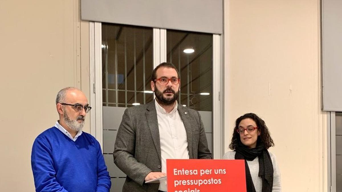 El alcalde de Mataró, el socialista David Bote, en compañía de Esteve Martínez, concejal de ICV-EUiA y Sarai Martínez, concejala no adscrita vinculada a Podemos Mataró.