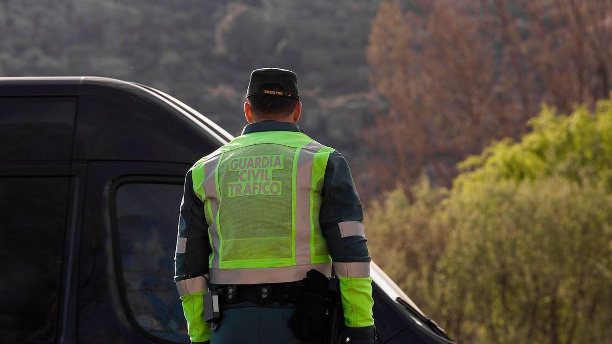 Multado con 200 euros por llegar a un cruce, parar con el semáforo en rojo y acelerar despacio en verde: la Guardia civil extrema la vigilancia