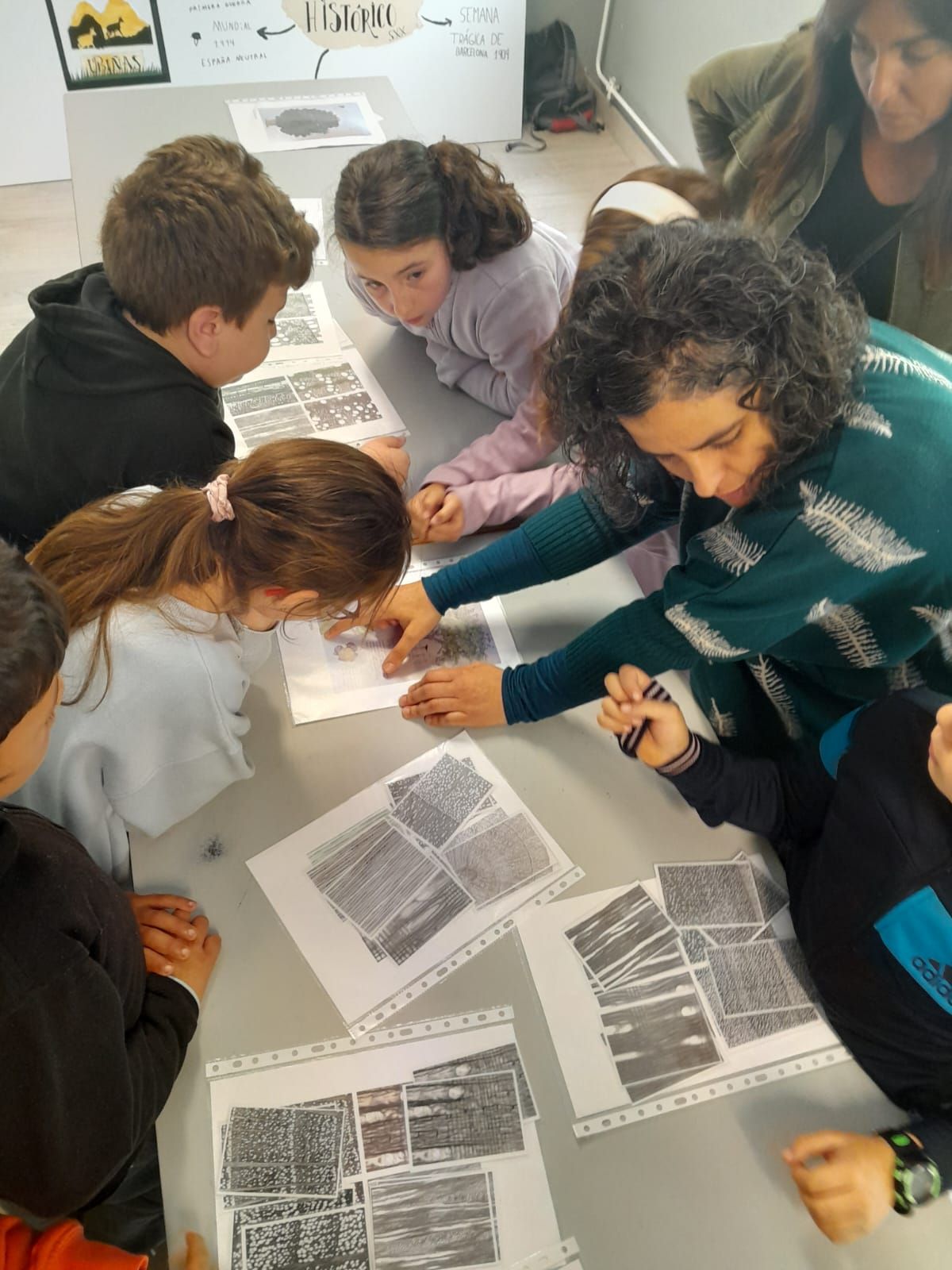 La antracóloga María Martin Seijo imparte un taller de arqueobotánica a los escolares de Belmonte de Miranda