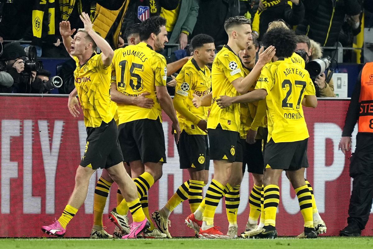 Los jugadores del Dortmund celebran uno de los goles