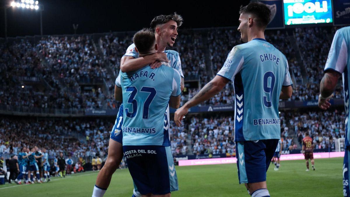 Rafa Rodríguez y Chupe, de espaldas, celebran con Larrubia el tercer gol del Málaga CF frente al Dépor.