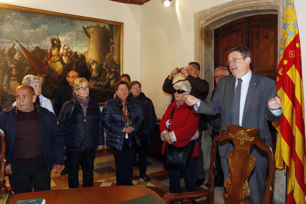 Vecinos de Morella, de visita en el Palau de la Generalitat