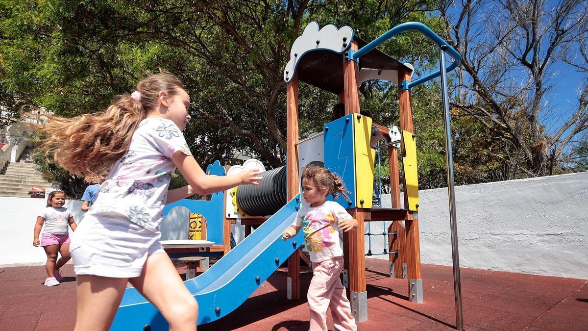 Niños y niñas del CEIP Los Campitos jugando