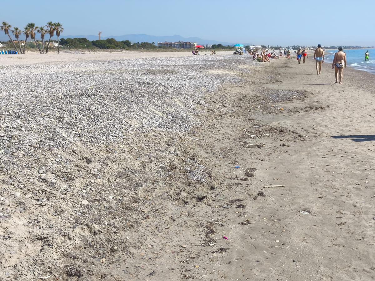 El escalón de piedra en la playa de Canet