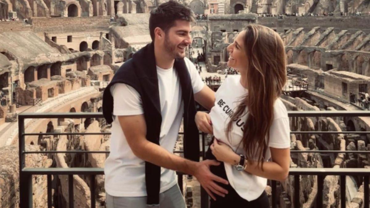 Lucía Villalón junto a su pareja, el futbolista Gonzalo Melero, anunciando la patología que le han detectado a su bebé