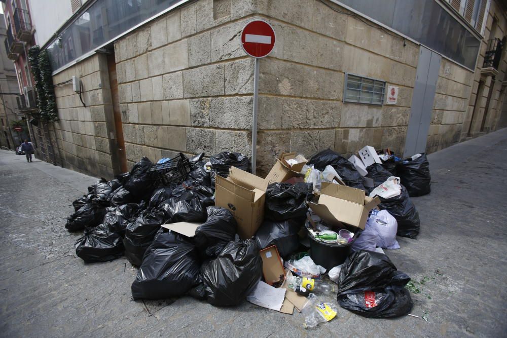 La basura vuelve a acumularse tras la segunda noche de huelga