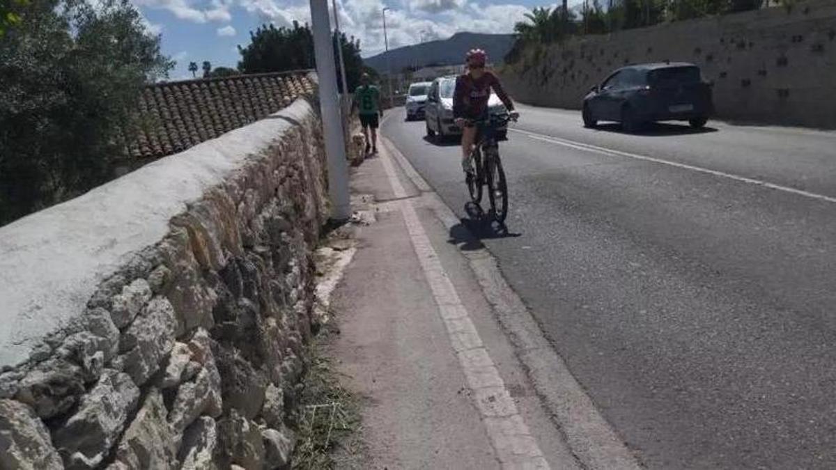 Los arcenes de la carretera de entrada a Xàbia son estrechos y, a tramos, impracticables