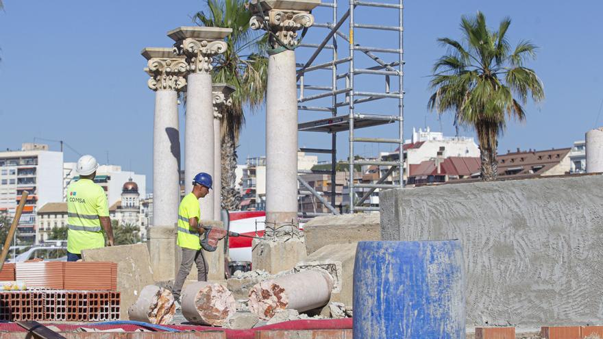 Retirada de las columnas de mármol rojo de la plaza del Puerto de Alicante