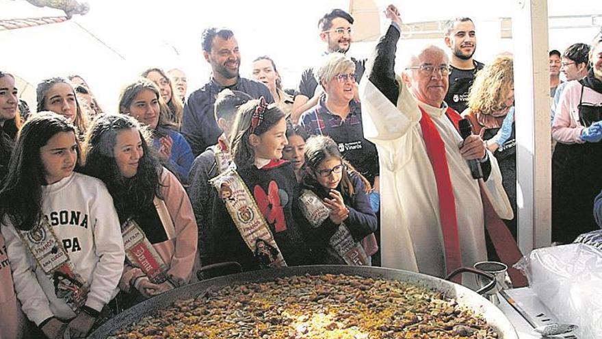 Vinaròs reparte 2.900 raciones de paella en la fiesta del patrón