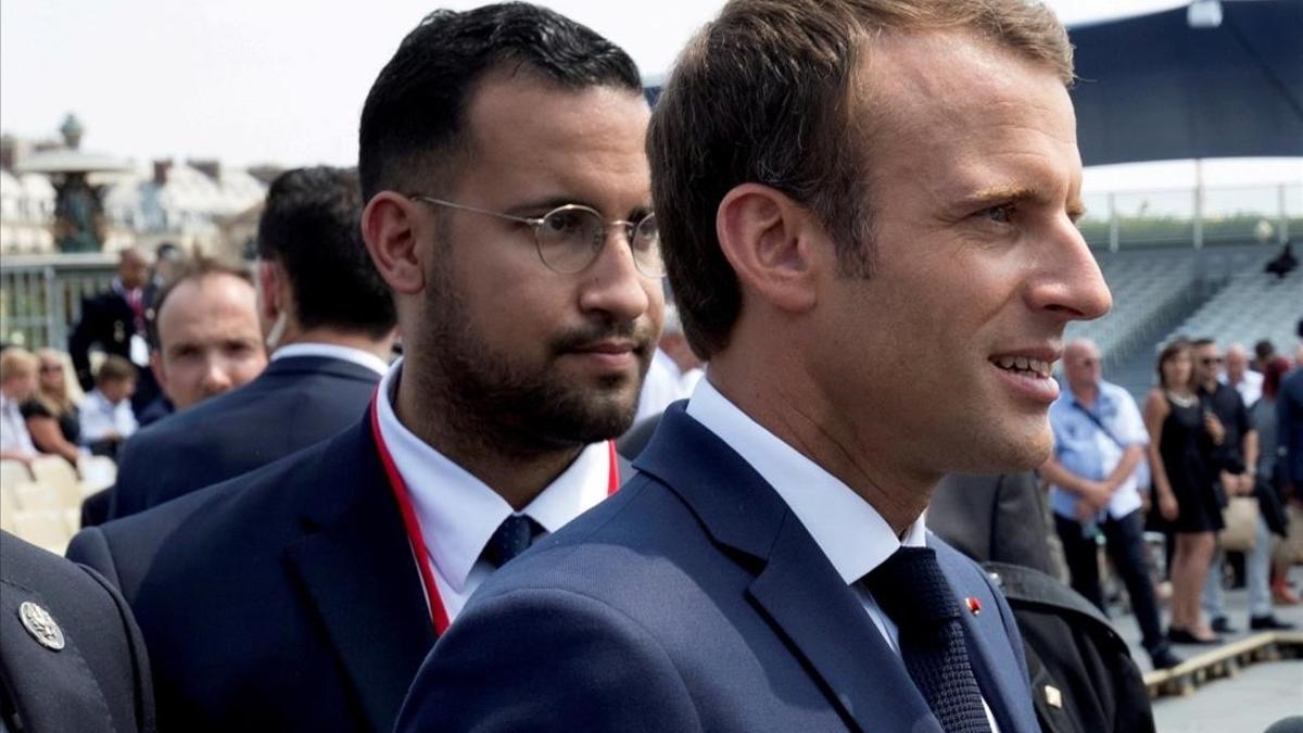 El presidente francés Emmanuel Macron y el ex jefe de la seguridad, Alexandre Benalla en una manifestación el día nacional de Francia.