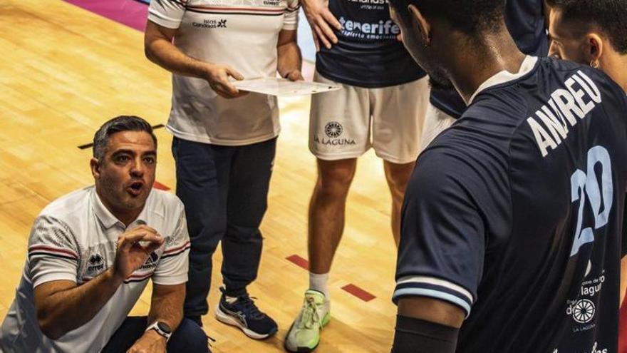 Miguel Rivera, dando instrucciones a sus jugadores.