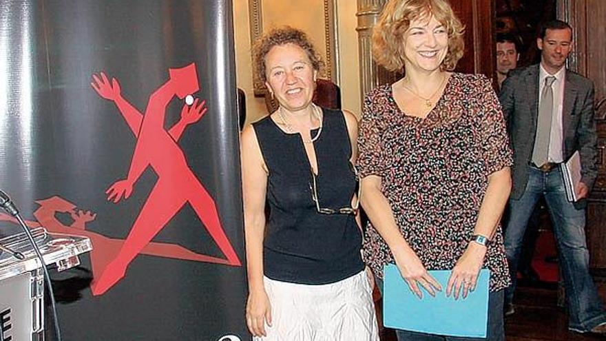 La concejal de Educación, Ana Garrido (izquierda), con la directora de la Escuela de Artes.