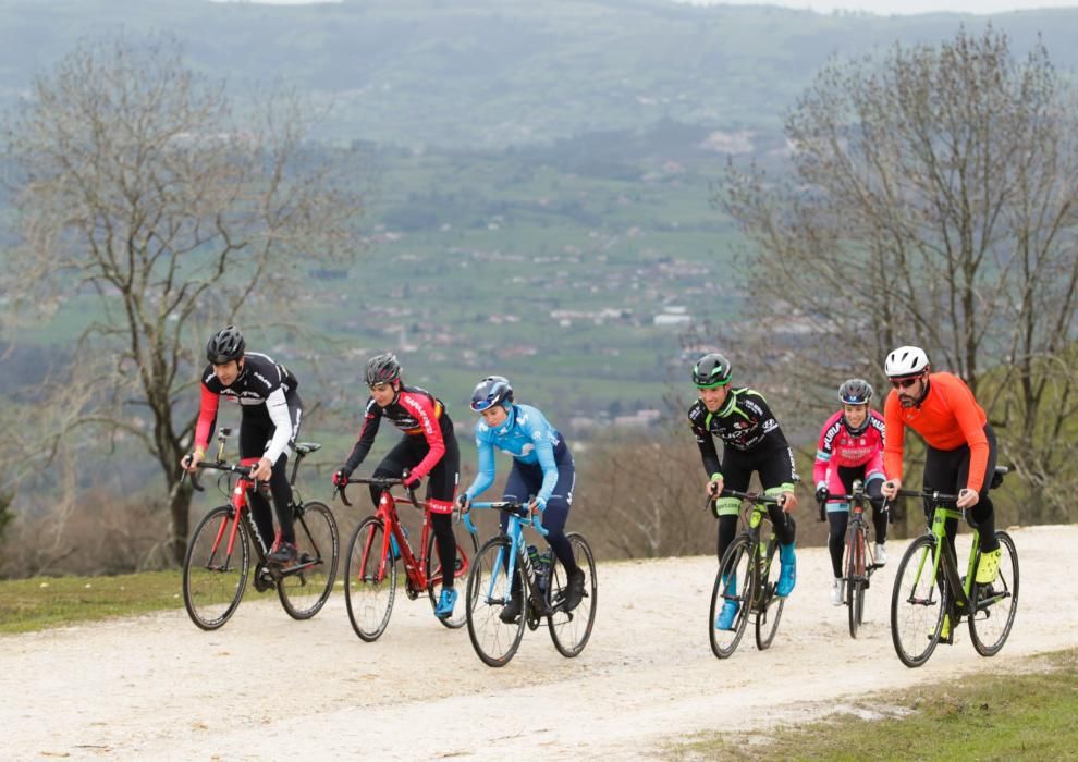 Subida de reconocimiento al final de la etapa de la Vuelta a España en Nava