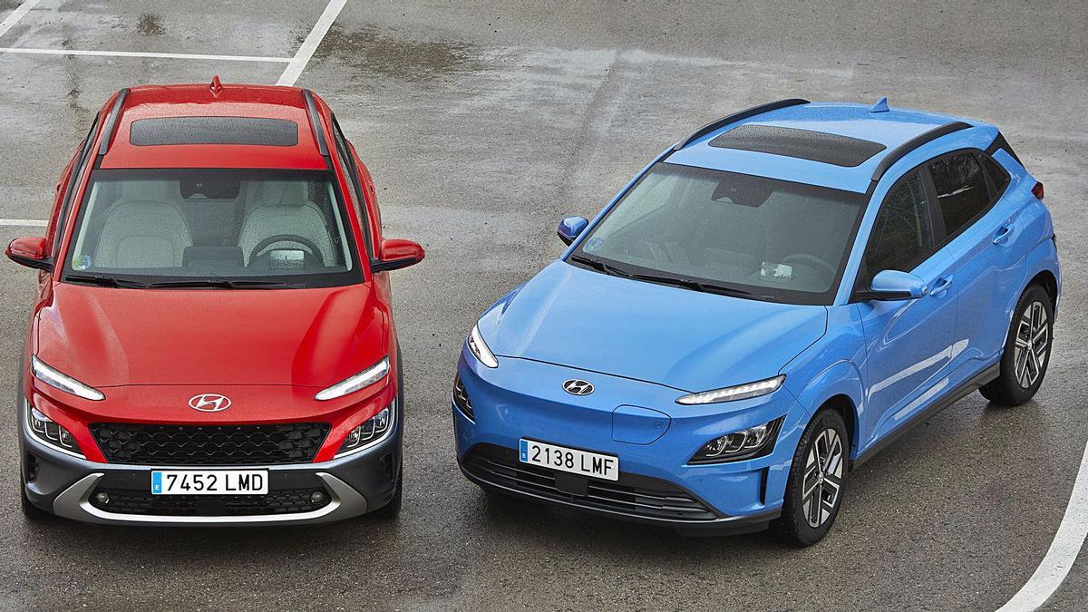 Hyundai Kona: a la izquierda la versión de motores térmicos y a la derecha la versión eléctrica.