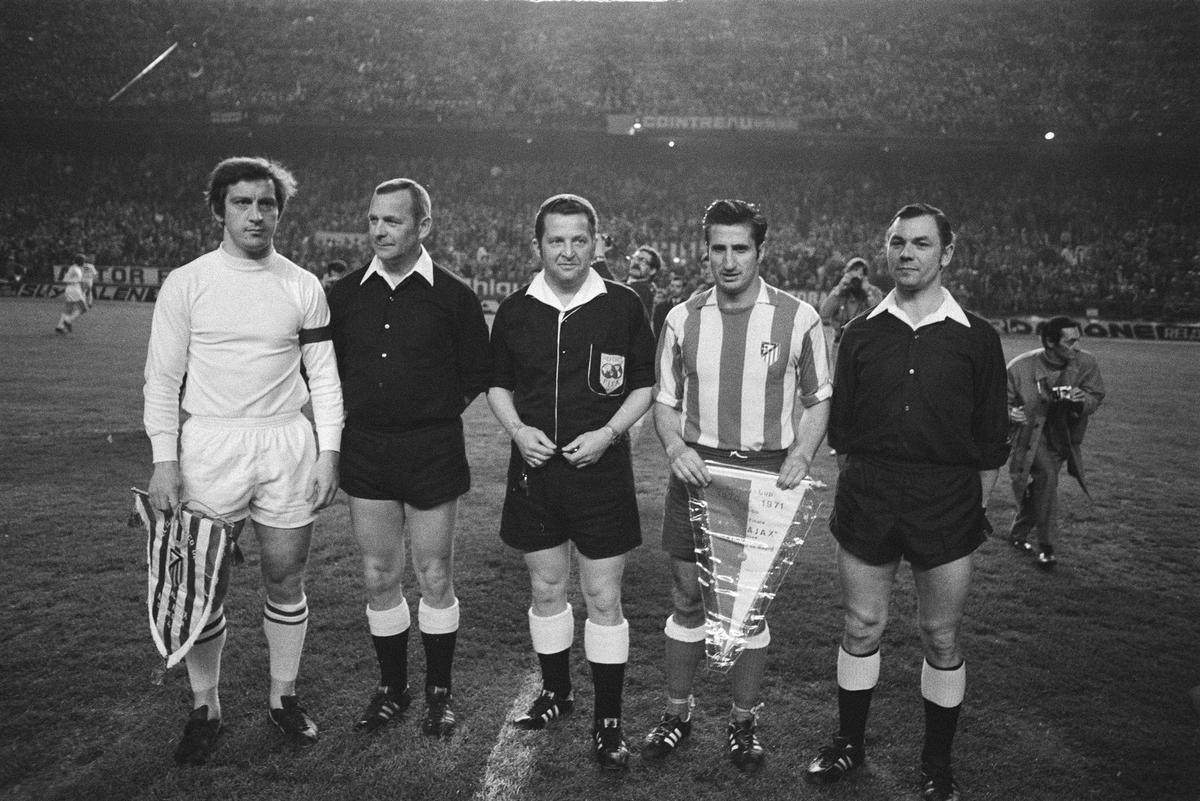 Los capitanes del Ajax y del Atlético, antes de la semifinal de 1971.