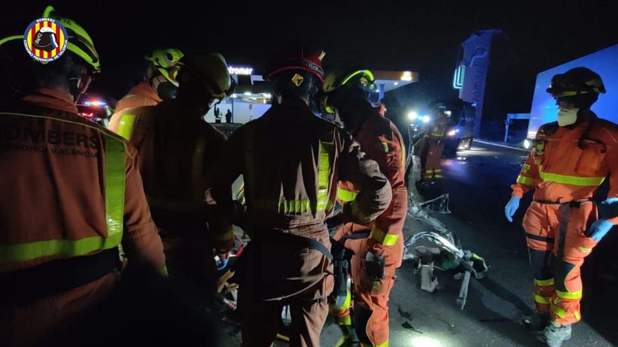Una conductora sin carnet y dos de sus acompañantes mueren en un accidente en Valencia tras saltarse un control