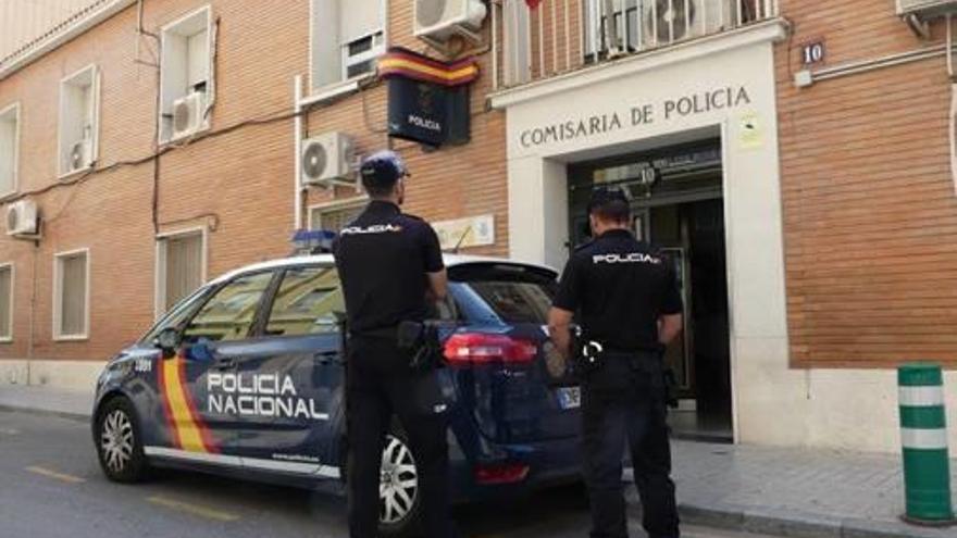 Dos policías en la puerta de la Comisaría de Alcoy.