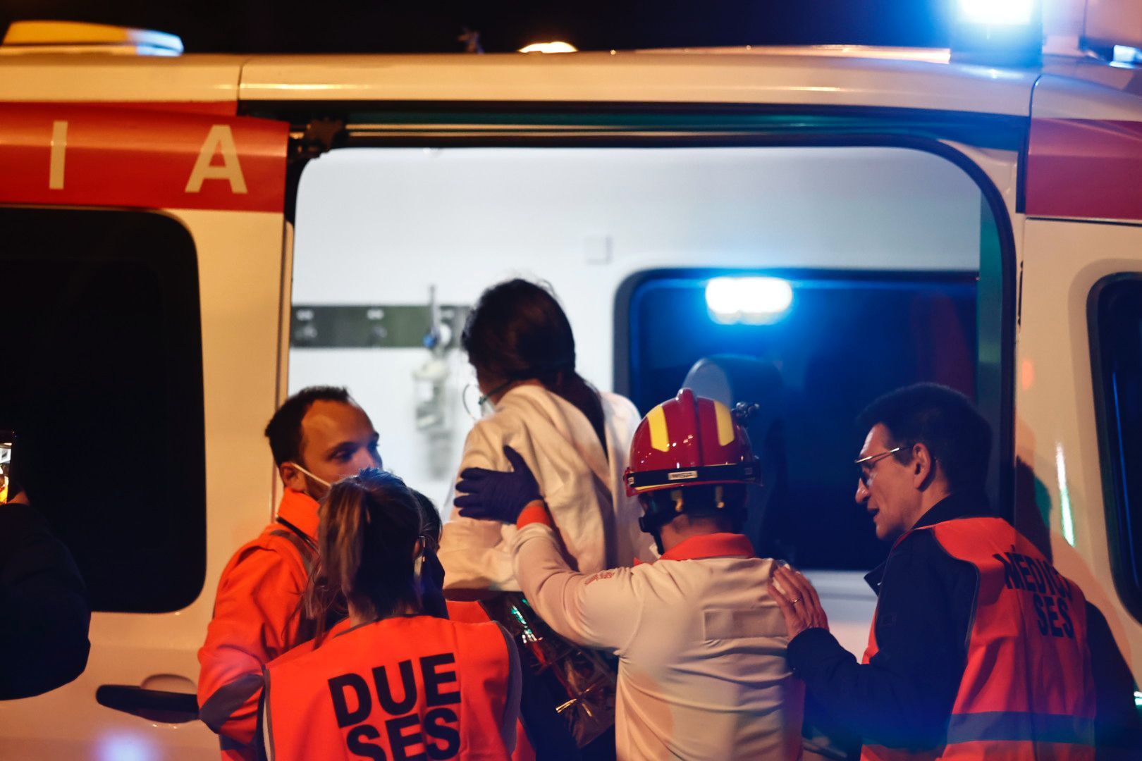 El fuego devora un edificio en la avenida Maestro Rodrigo de València