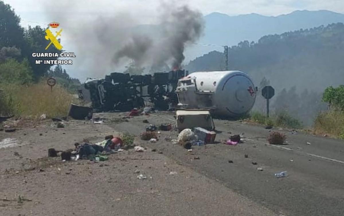 EN IMÁGENES: Cae un camión cisterna con gas desde la Autovía del Cantábrico a la carretera nacional en Lué EN IMÁGENES: Cae un camión cisterna con gas desde la Autovía del Cantábrico a la carretera nacional en Lué