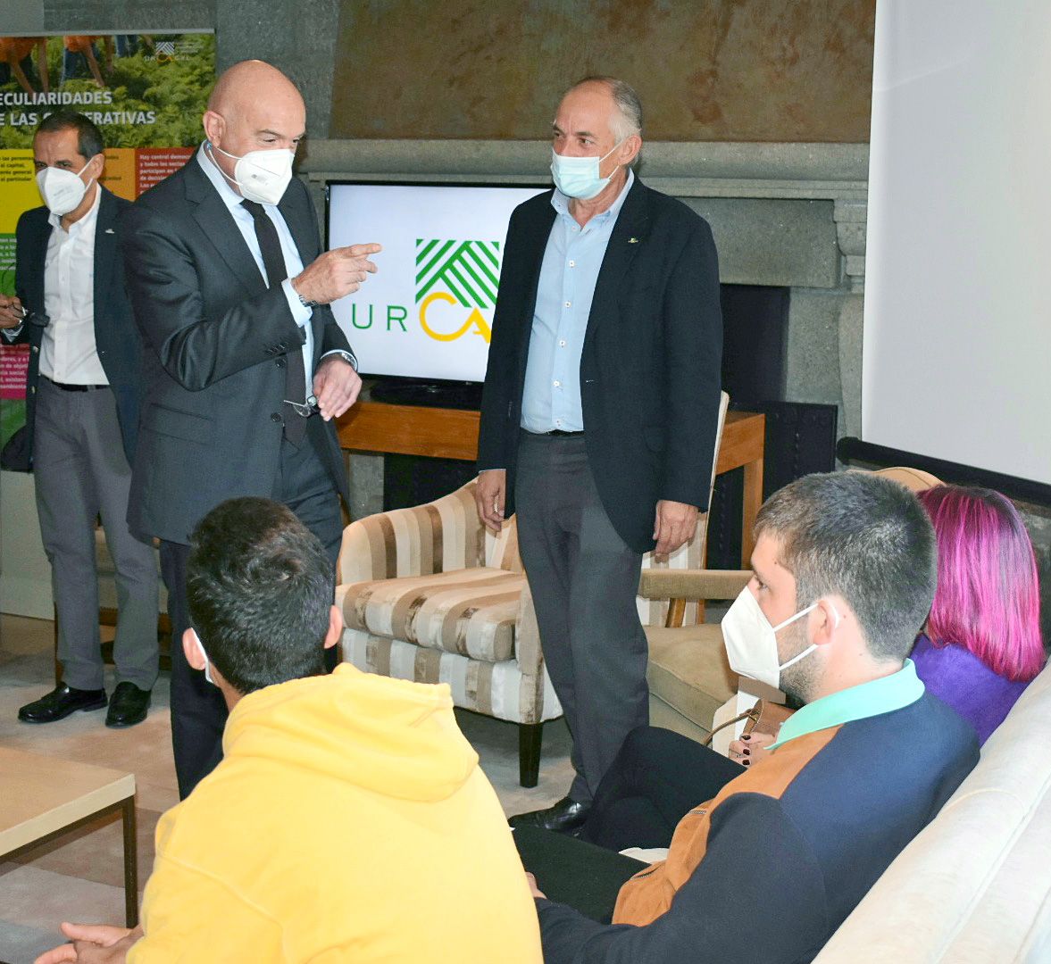 El consejero de Agricultura y Ganadería, Jesús Julio Carnero, participa en una jornada sobre jóvenes cooperativistas organizada por URCACyL, en Puebla de Sanabria (Zamora)