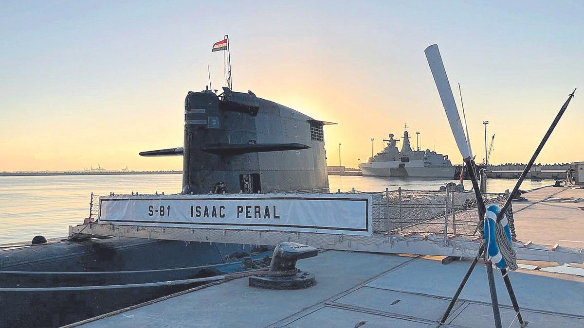 El S-81 Isaac Peral atracado en el puerto de Alejandría