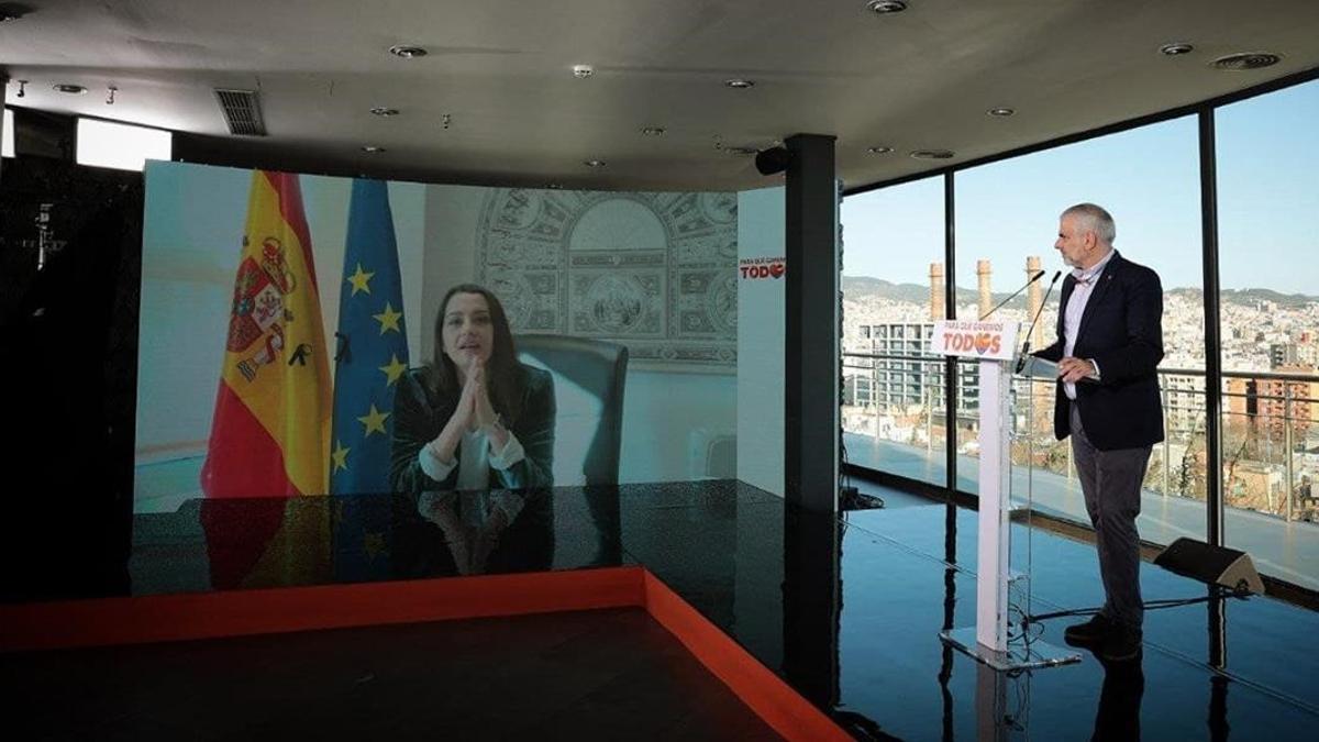 Pla general del candidat de Cs a la Generalitat  Carlos Carrizosa  mentre interve per videoconferencia la presidenta del partit  Ines Arrimadas  en un acte del dia 1 de febrer de 2021 (Horitzontal) Cs ACN