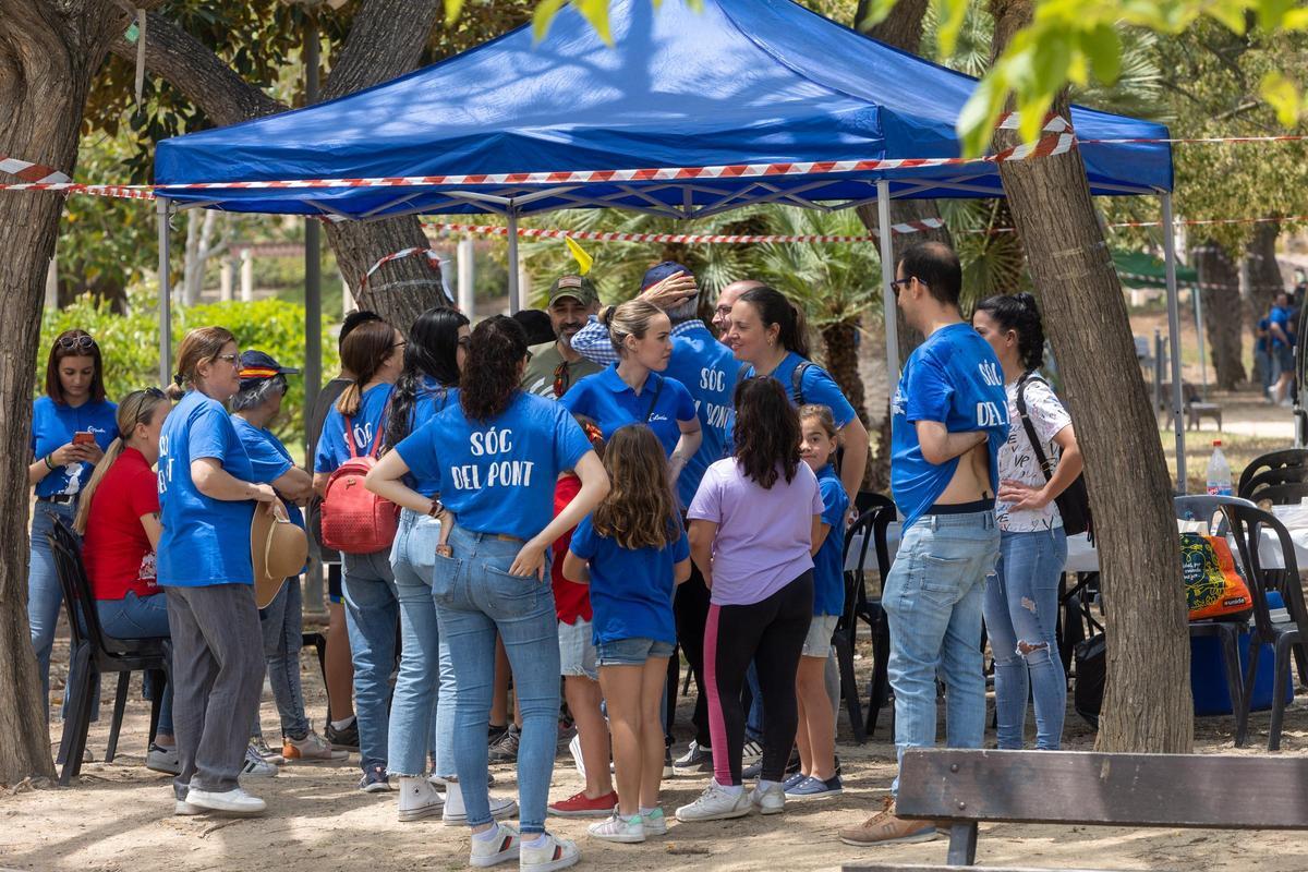 Desfile de politicos en las paellas de Hogueras en el parque Lo Morant de Alicante