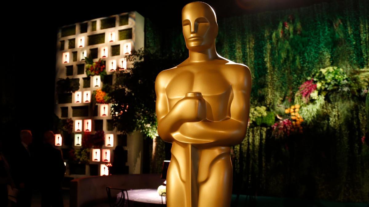 Estatua de los premios Oscar decora el Dolby Theatre de Los Ángeles.