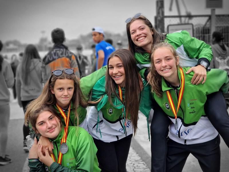 Las cadetes de Samertolaméu con sus medallas de plata.   // FARO