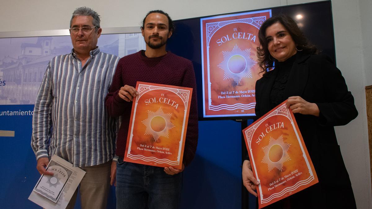 Jose García, Lihue Soto Melo y Yolanda Alonso, con el cartel del IX Festival Sol Celta.