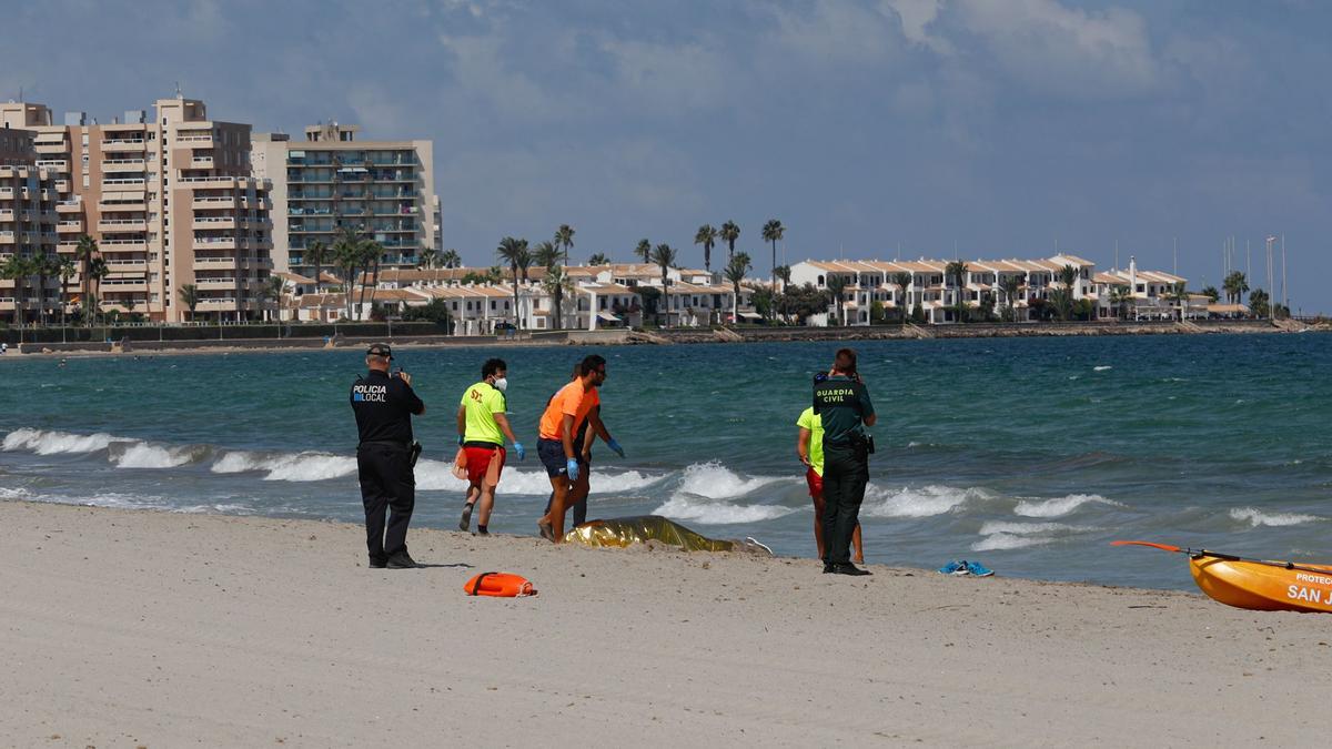 Eefctivos desplazados se hacen cargo del primer cadáver hallado este domingo en La Manga.