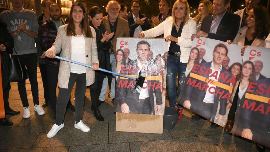 Pegada de carteles de Ciudadanos en A Coruña