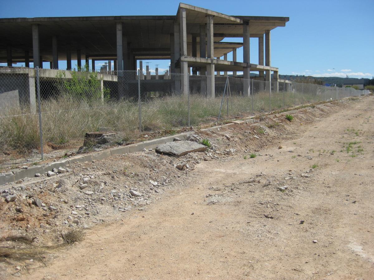 Estat d'un carrer que bordeja l'estructura de formigó.