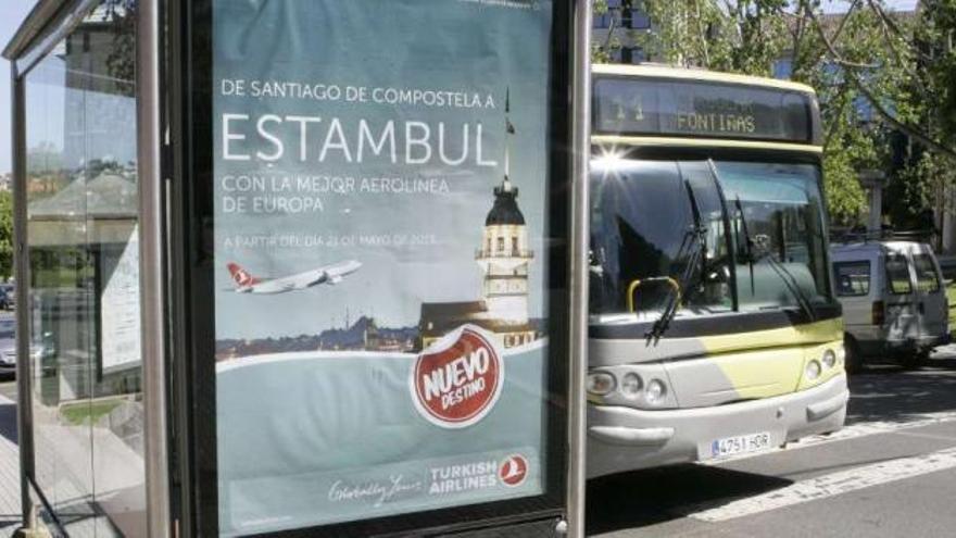 Una marquesina de Santiago, con la promoción del vuelo de Turkish Airlines.  // X. Álvarez