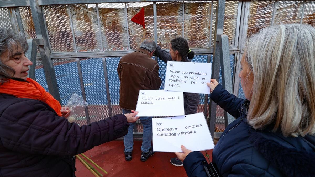 Batoi empapela el barrio para denunciar sus carencias